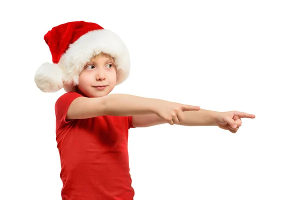 Blondyn w czapce Mikołaja wskazuje palcem. Izolacja — Zdjęcie stockowe