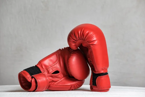Para czerwonych rękawic bokserskich na białym tle. Zbliżenie — Zdjęcie stockowe
