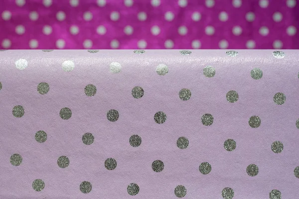 Lila und lila glänzendes Geschenkpapier mit Tupfen. Folie für Geschenkverpackungen. stilvolle glänzende Textur — Stockfoto