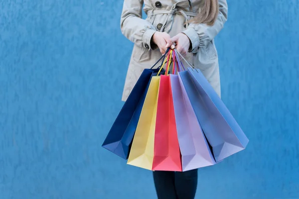 Pięć kolorowych toreb na zakupy w kobiecej dłoni. Zbliżenie. Zakupy — Zdjęcie stockowe