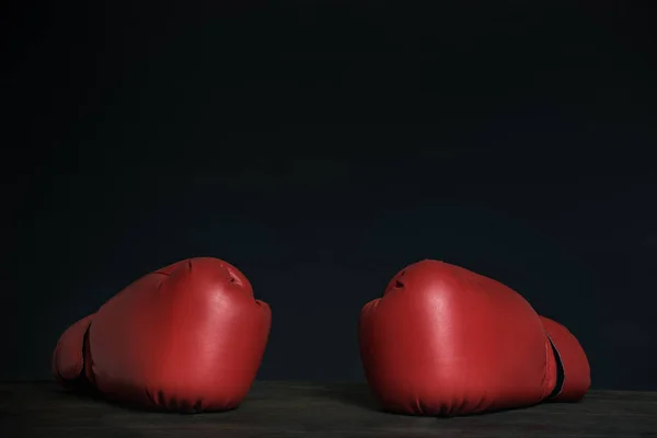 Siyah arka planda bir çift kırmızı boks eldiveni. Boşluğu kopyala — Stok fotoğraf