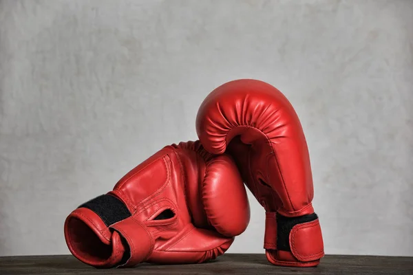 Par de luvas de boxe vermelhas em um fundo branco. Close-up — Fotografia de Stock