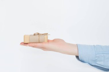 Kadın avucunda el yapımı sabun. Beyaz arkaplanda izole