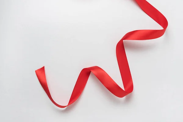 Beyaz arka planda kırmızı kurdele, yılan.