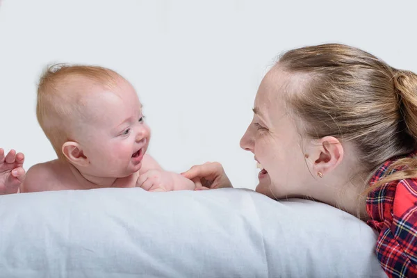 Bebé sonriente joven madre. La niñera juega con el niño. Niñera y niño feliz . —  Fotos de Stock