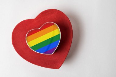 Beyaz arka planda kalp şeklinde iki kutu. Lgbt kavramına hoşgörü.
