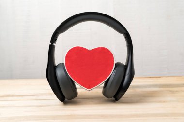 Kablosuz kulaklık, küçük kırmızı kalp şeklinde bir kutu takıyor. Müzik konseptine bayılırım. Ön görünüm