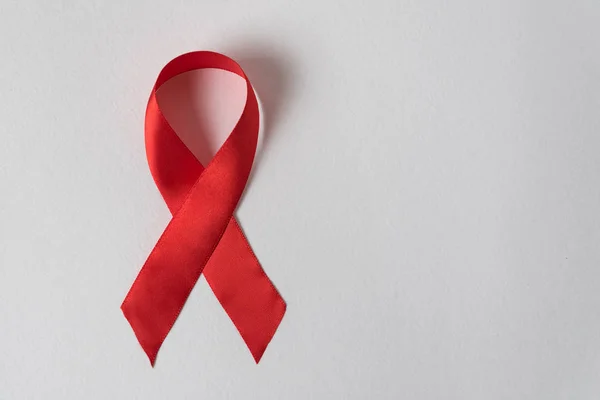 Beyaz arka planda kırmızı kurdele. Yardım kontrol sembolü. Tam üstte