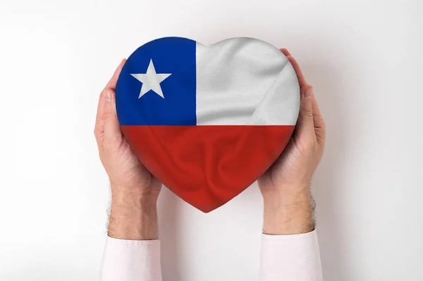 Bandeira do Chile em uma caixa em forma de coração em mãos masculinas. Fundo branco — Fotografia de Stock