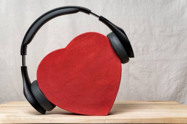 Kırmızı kalp şeklinde bir kutu takan kablosuz kulaklık. Müzik konseptine bayılırım. Ön görünüm