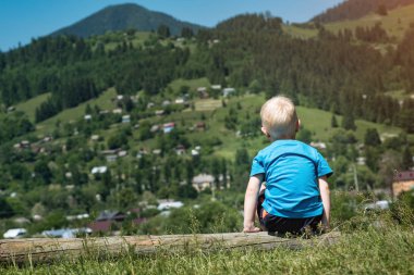Dağlarda yaşayan küçük bir çocuk. Doğada çocuklu bir hafta sonu. Arka plan
