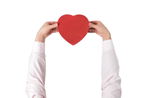 Caja en forma de corazón rojo de estilo vintage en manos masculinas aisladas sobre fondo blanco — Foto de Stock