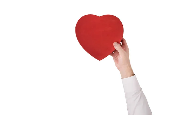 Caja en forma de corazón rojo de estilo vintage en mano masculina aislada sobre fondo blanco — Foto de Stock