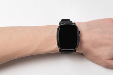 Bileğindeki akıllı saat. Beyaz arka planda modern elektronik saat. Siyah boş ekran, boşluğu kopyala