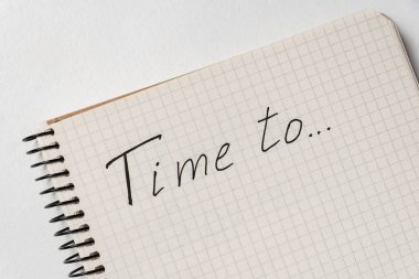 Beyaz arkaplandaki zamanı not et. Planlama amacı kavramı. Kapat.