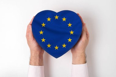 Eu 'nun bayrağı, kalp şeklinde bir kutunun üzerinde, bir erkeğin ellerinde. Beyaz arkaplan
