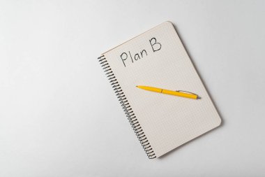 B planı metni defter içinde. Beyaz arkaplan görünümünde not ve kalem.