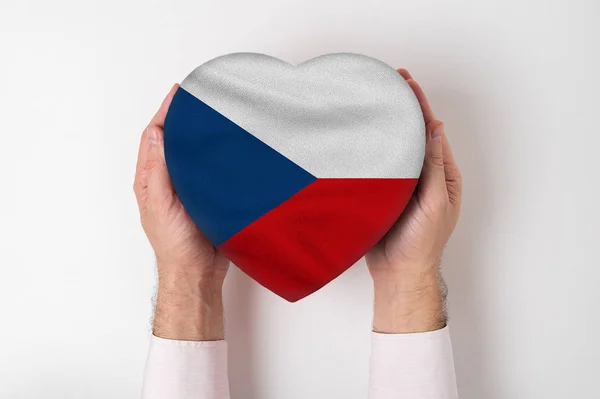 Tjeckiens flagga på en hjärtformad låda i en manlig hand. Vit bakgrund — Stockfoto