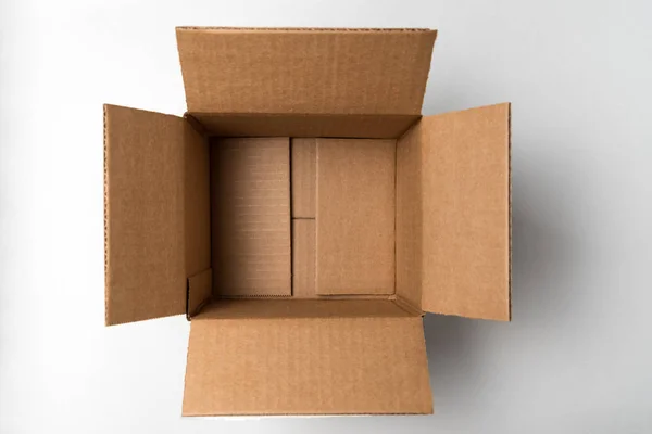 Quadratische leere Box auf weißem Hintergrund geöffnet. direkt oben — Stockfoto