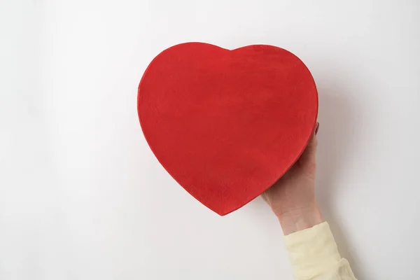 Estilo vintage coração vermelho em forma de caixa na palma da mulher isolada no fundo branco — Fotografia de Stock