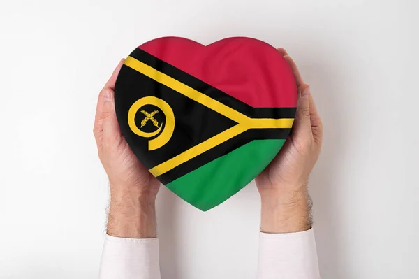 Bandera de Vanuatu en una caja en forma de corazón en manos masculinas. Fondo blanco —  Fotos de Stock