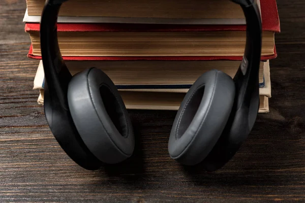 Książki i słuchawki. Uczenie się z wykorzystaniem koncepcji audiobooków. Szybkie zapamiętywanie. — Zdjęcie stockowe