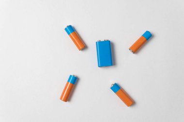 Aa ve Pp3 bataryaları beyaz arka planda. Farklı tipte piller. Üst görünüm