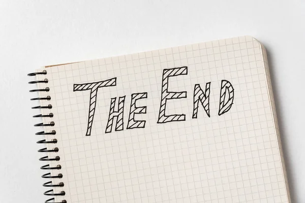 Notepad with the words The End on white background. Handwritten — 스톡 사진