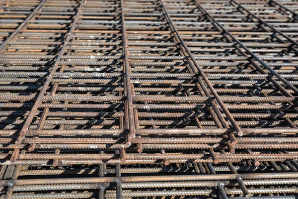 Pracovní materiál na staveništi. Rusty rebar pro betonové lití. — Stock fotografie