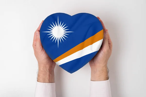 Bandera de Marshall Island una caja en forma de corazón en manos masculinas. Fondo blanco — Foto de Stock