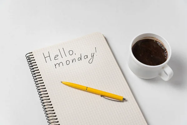 Bună ziua luni motivație notificare. Notepad, stilou și ceașcă de cafea pe fundal alb . — Fotografie, imagine de stoc