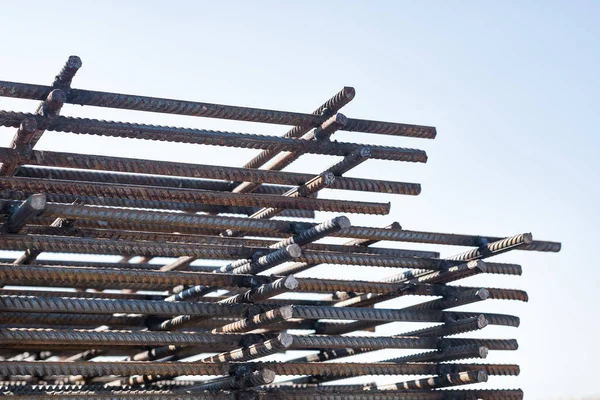 Výstavba výztuže ocelových výztuží. Železná síť. Průmyslové pozadí. — Stock fotografie