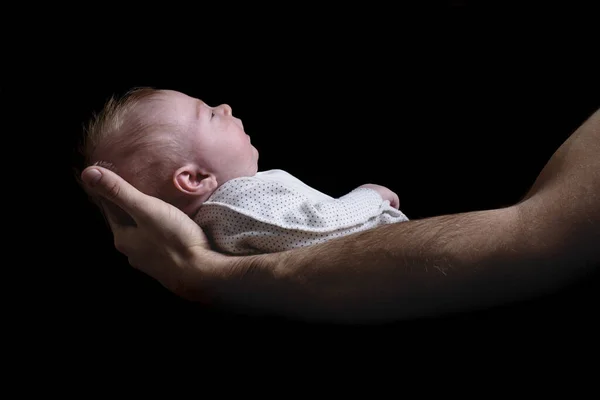 Ребенок на руках у отца. Концепция рождения. Черный вид сбоку. Isolated — стоковое фото