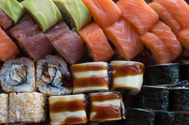 Maki ve rulo ton balığı, somon ve avokado. Tipik Japon yemekleri. Suşi Seti.