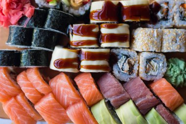 Çeşitli suşiler. Tipik Japon yemekleri. Maki ve rulo çeşitleri. Üst görünüm kapat