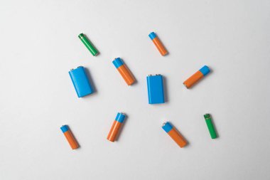 Aaa, Aaa ve Pp3 bataryaları beyaz arka planda.