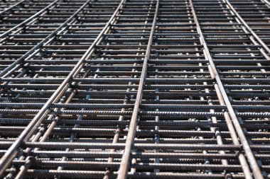 Güçlendirilmiş beton inşaat alanı için çelik demirler. Yığınla demir takviye işi.