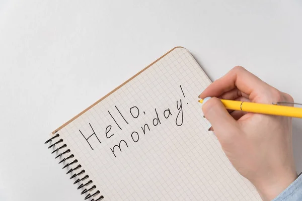 Motivációs értesítés Notepadban Hello Monday. Jó kezdés a hétnek. Női kézírás. — Stock Fotó