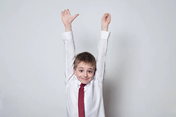Un niño con camisa y corbata levantó las manos. Escuela Secundaria, Secundaria —  Fotos de Stock
