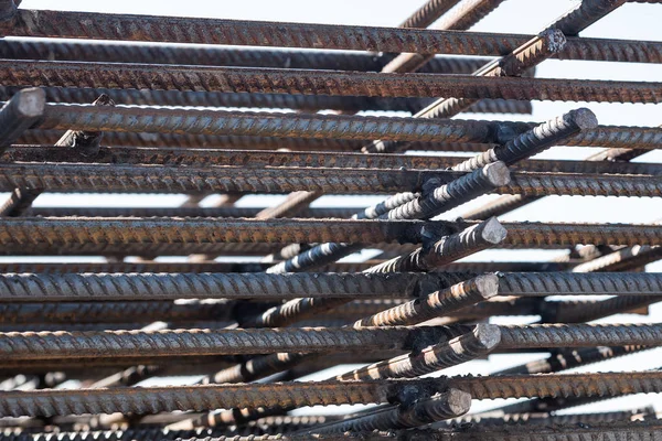 Çelik destek çubukları. Beton inşaat için güçlendirilmiş demir. Demirlerin kapatılması. — Stok fotoğraf
