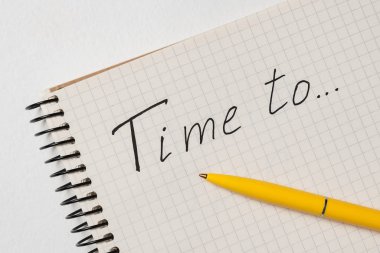 Beyaz arkaplandaki zamanı not et. El yazısı. Doldur.