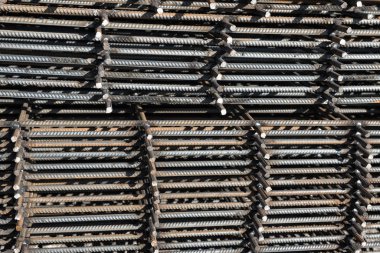 Endüstriyel bina için çelik takviye barı. Demir takviyesi. Demirlerin kapatılması.