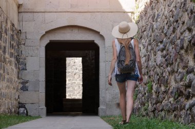 Antik bölgelerde yürüyen genç bir kadın turist. Eski şehirlere gezintiler
