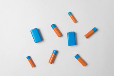 Aa ve Pp3 pilleri. Beyaz arka planda bir grup batarya. Üst görünüm