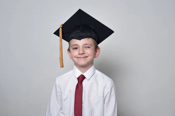 Умный мальчик в выпускной шляпе. Дитяча концепція освіти. Середня школа для юніорів — стокове фото