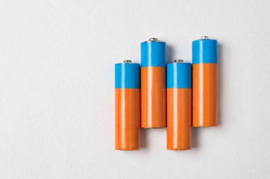 Beyaz arka planda dört tane Aa alkali pil. Boşluğu kopyala.