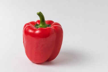 Beyaz arka planda çiğ kırmızı tatlı biber. Taze sebze..