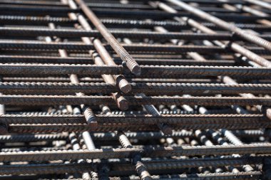 Güçlendirilmiş beton yapının bir parçası. Beton dökmek için paslı inşaat demiri