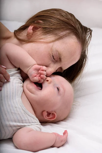 Ung Mamma Leker Med Barnet Sängen Moderskap Barn Och Föräldraskap — Stockfoto