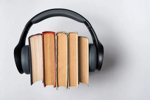Gamla Böcker Och Hörlurar Vit Bakgrund Audiobooks Ljud Bibliotek Koncept — Stockfoto